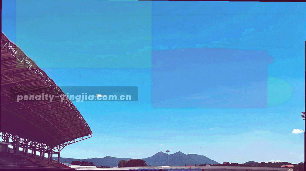 两支笔在纸面上做对照标记的特写，抽象构图，画面中无品牌标识与可辨认文字